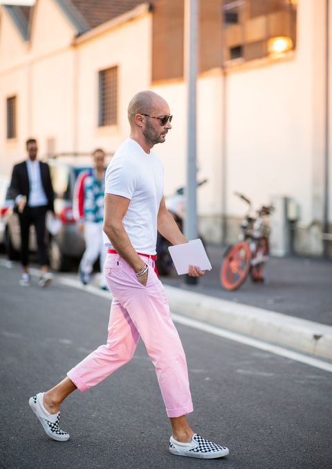Total 43+ imagen pantalon rosa outfit hombre