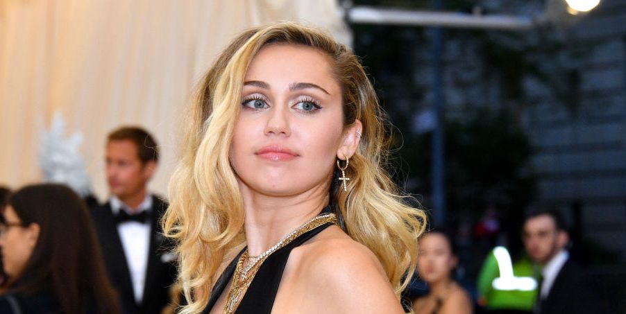 Miley Cyrus Got The Same Blonde Haircut And Bangs As Hannah Montana
