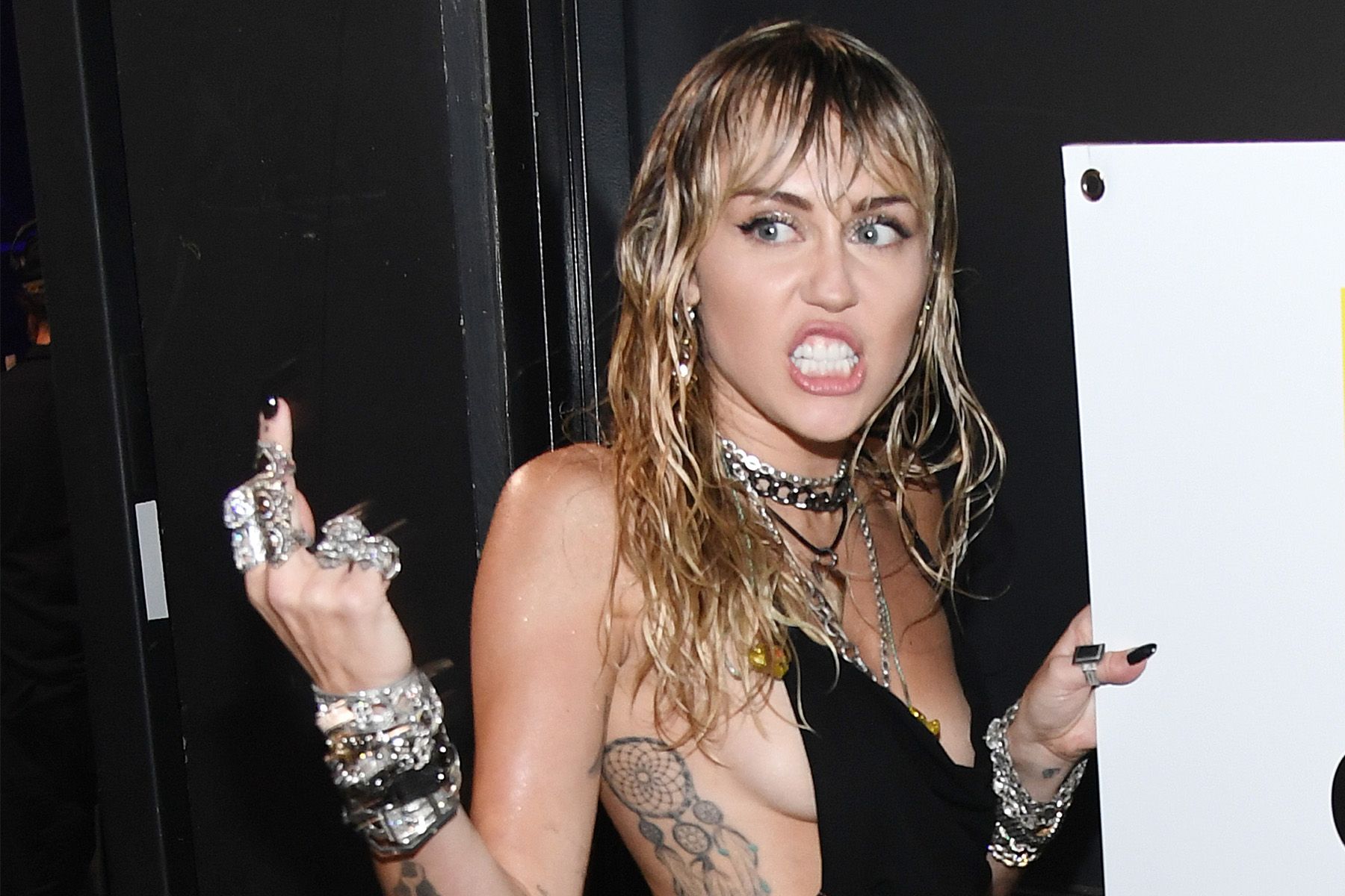Miley Cyrus en los MTV VMA 2019 corte de mangas
