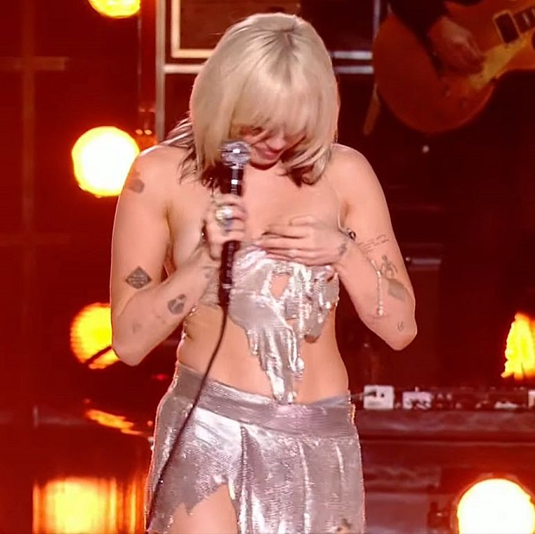 Miley Cyrus Kicked Off 2022 by *Expertly* Handling a Wardrobe Malfunction on Live TV