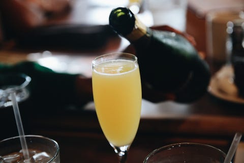 mimosa-recept-cocktail mimosa cocktail wordt ingeschonken