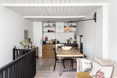 salón comedor cocina de estilo vintage con listones de madera blancos en el techo