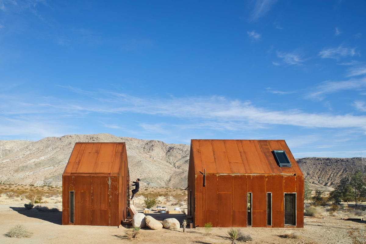 Una cabaña mini en medio del desierto