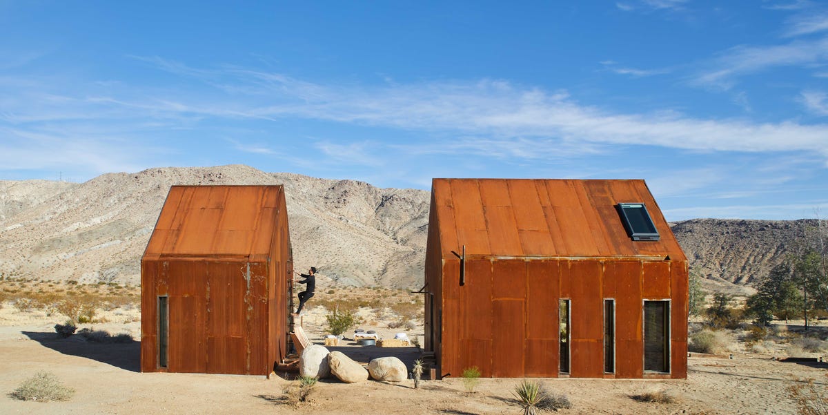 Una cabaña mini en medio del desierto