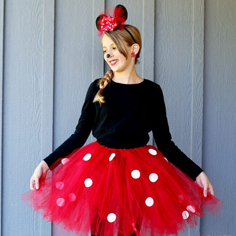 ragazza che indossa vestito tutù rosso e orecchie da Minnie Mouse