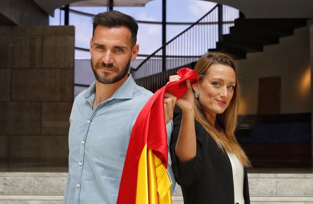 saul craviotto y mireia belmonte posan con la bandera espanola en la sede del comite olimpico espanol