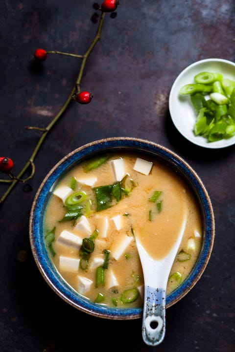 Soupe au miso, tofu soyeux, algue wakame, oignon nouveau