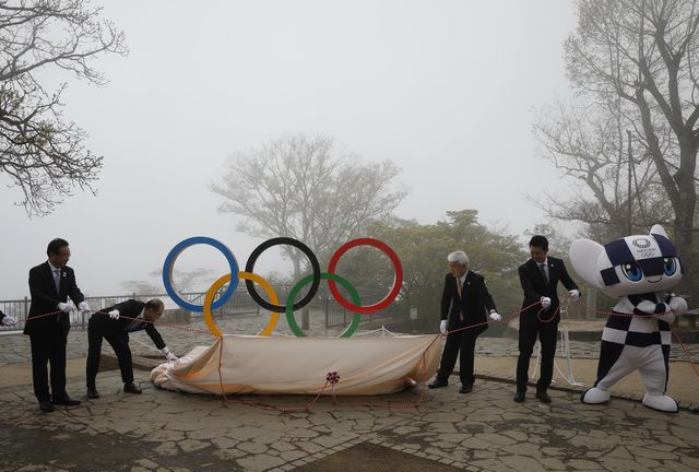 los dirigentes japoneses quitan la lona a los aros olímpicos de tokio a 100 días del inicio de los juegos olímpicos