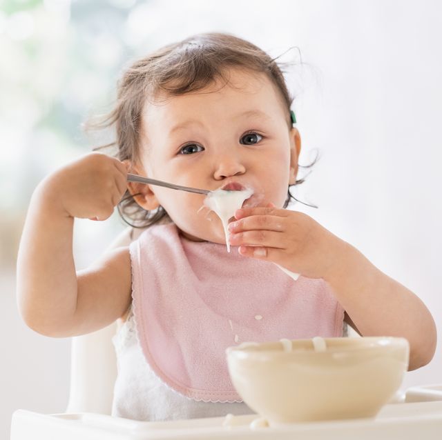 bebé comiendo yogur con la cuchara