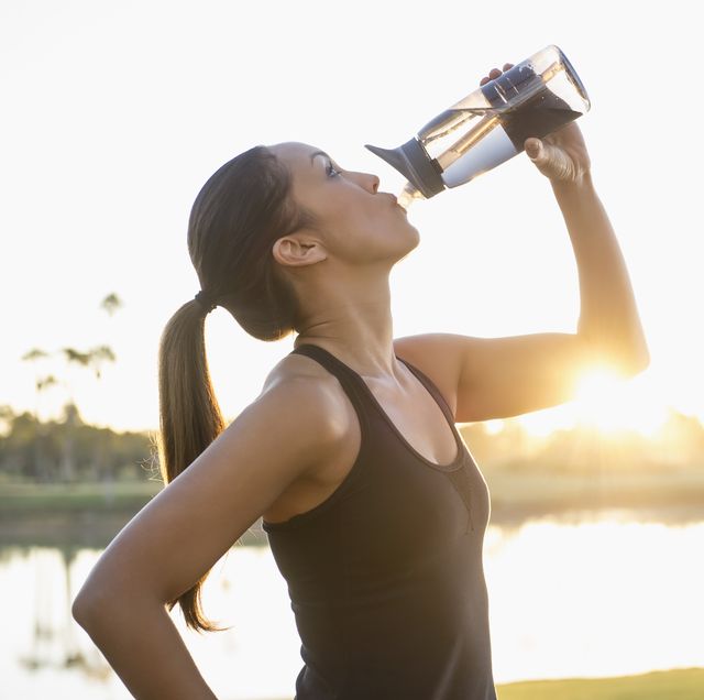 vrouw drinkt na het sporten uit een waterfles met filter