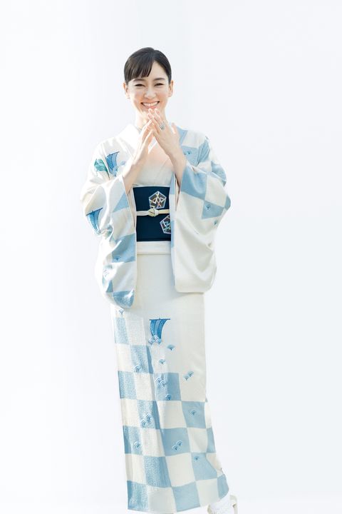 女優 水川あさみさんが着こなす現代の日本刺繡の着物
