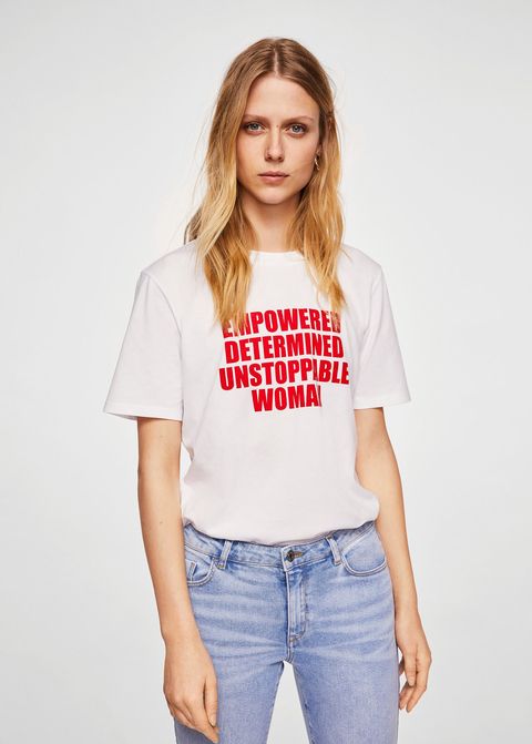 Hoy debes comprar comprar en Mango - camiseta feminista de Mango