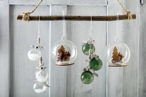 Un móvil con bolas transparentes de Navidad un móvil con bolas transparentes de navidad
