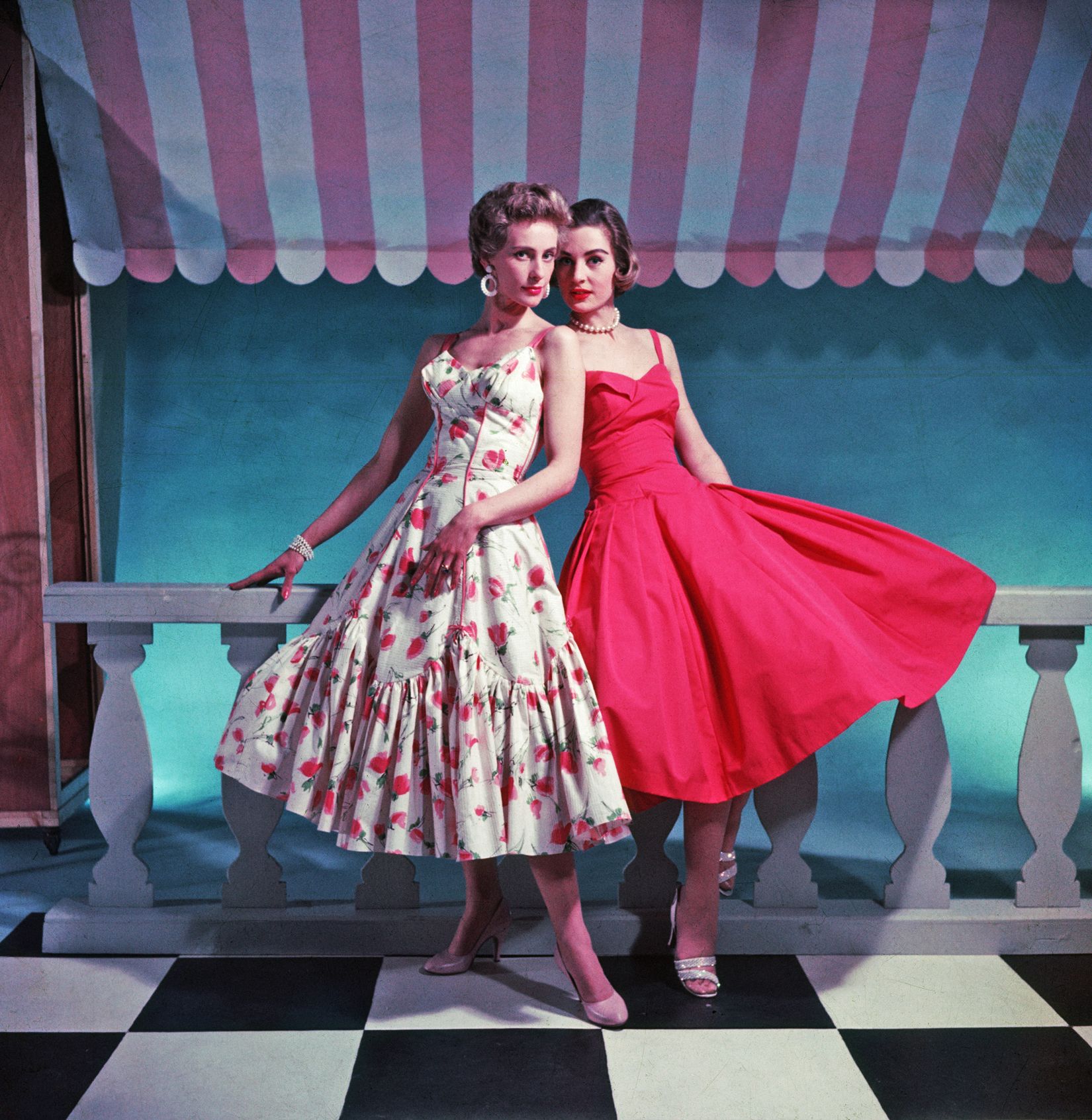 Розовое платье в стиле 50-х