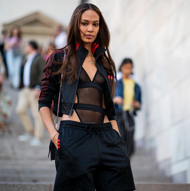 model joan smalls draagt een zwarte mesh body met uitgesneden details tijdens milan fashion week