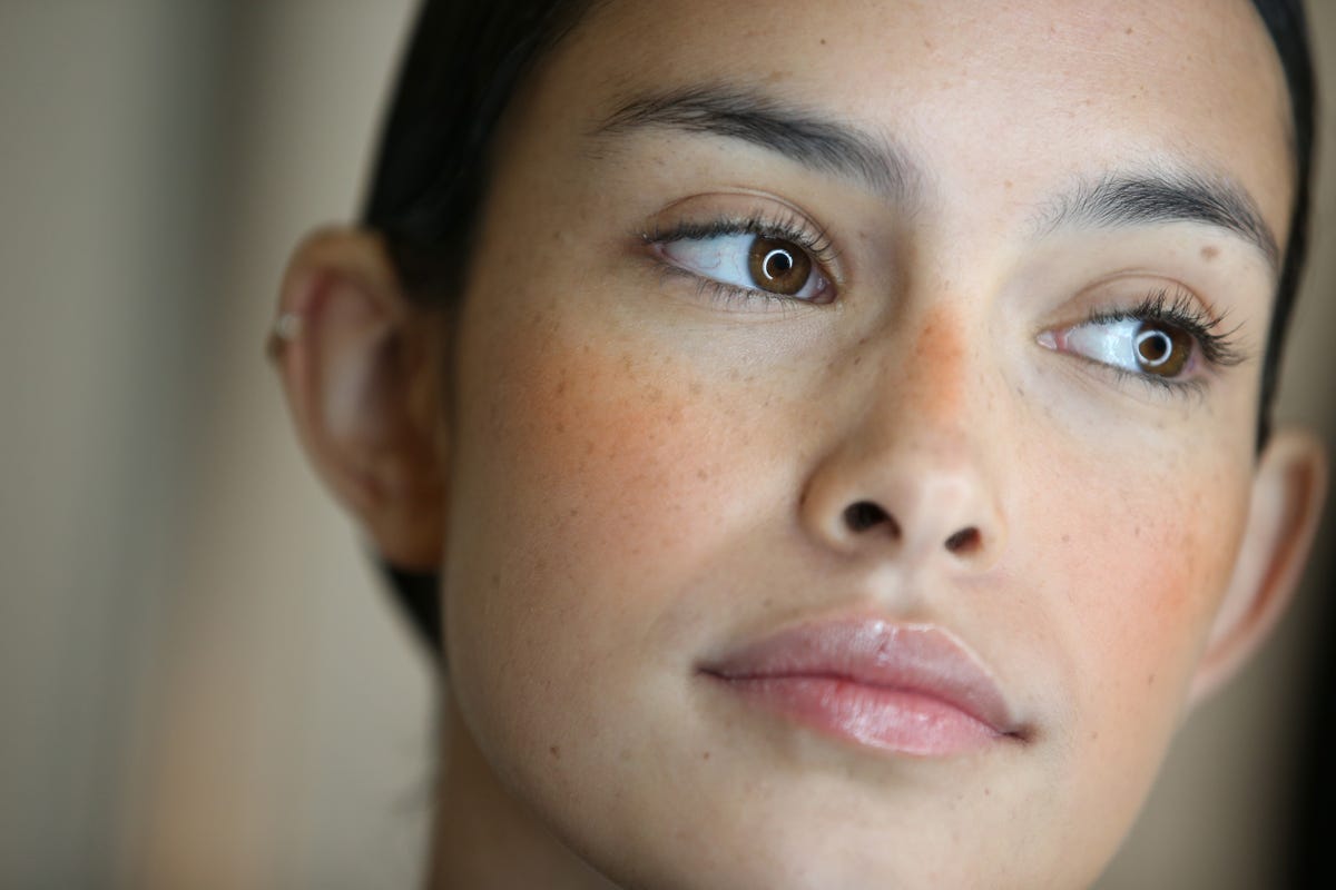 Con este truco de maquillaje, te resultará más sencillo pintarte pecas