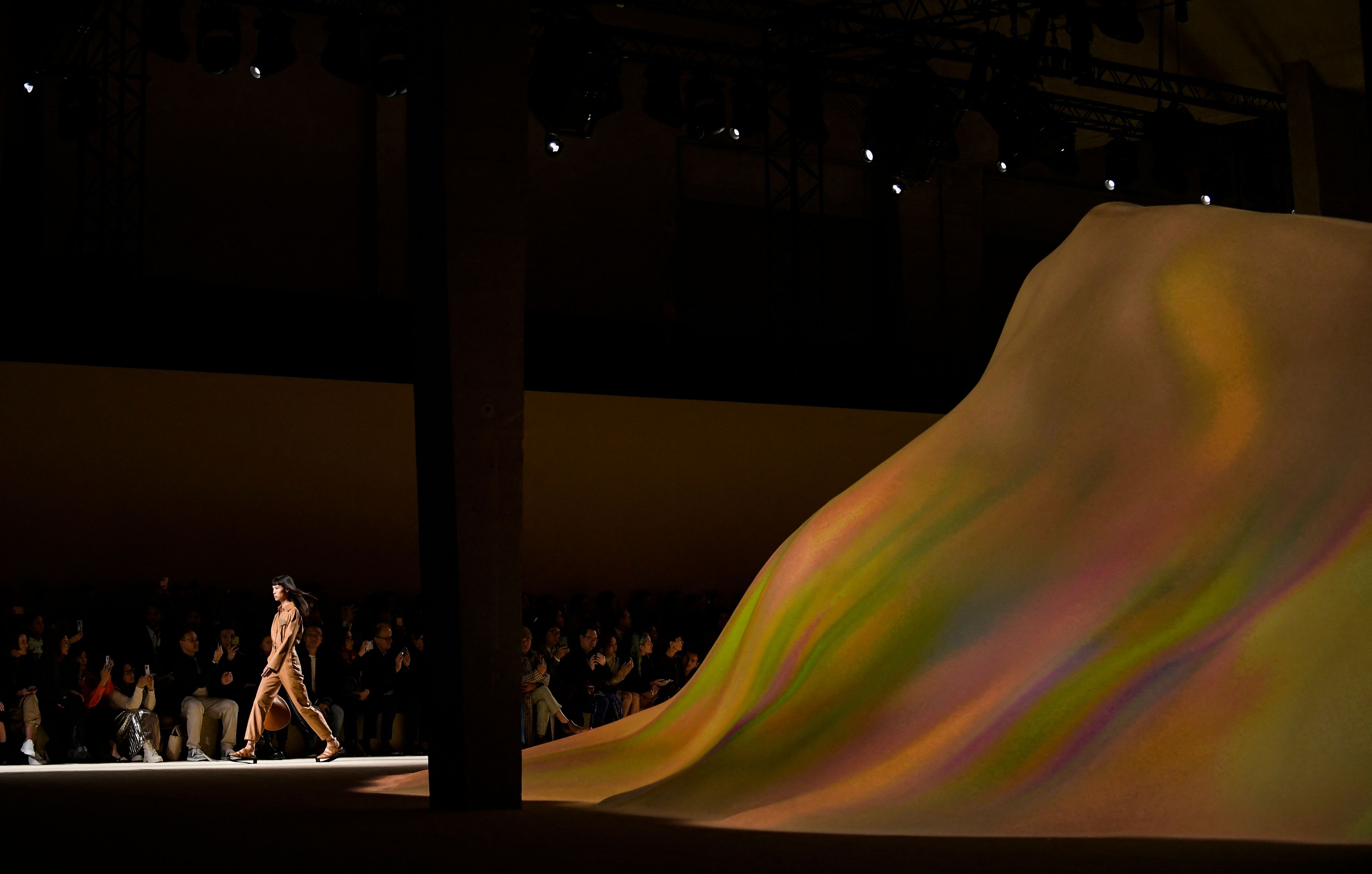 Hermès的迷幻沙丘漫遊!Hermès 2023春夏系列以細膩工藝打造質感機能衣櫥