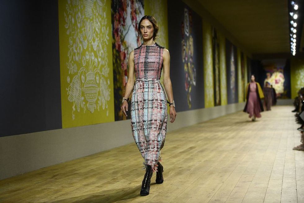 تريد مجموعة Dior's Couture أن تجلب الجمال إلى عالم قبيح