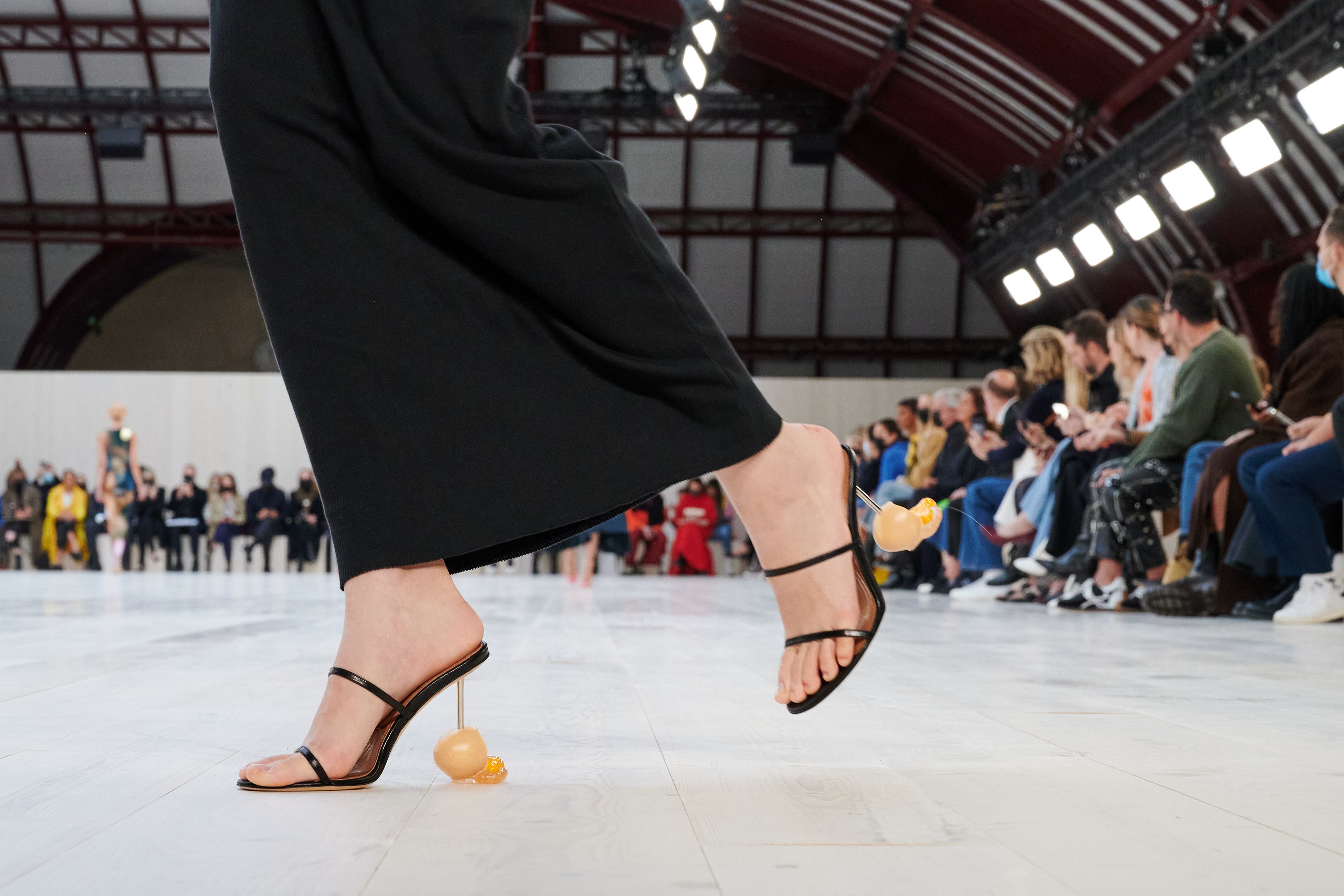 Womens Shoes Flats and flat shoes Flat sandals Saint Laurent Toe Strap Sandals in Black 