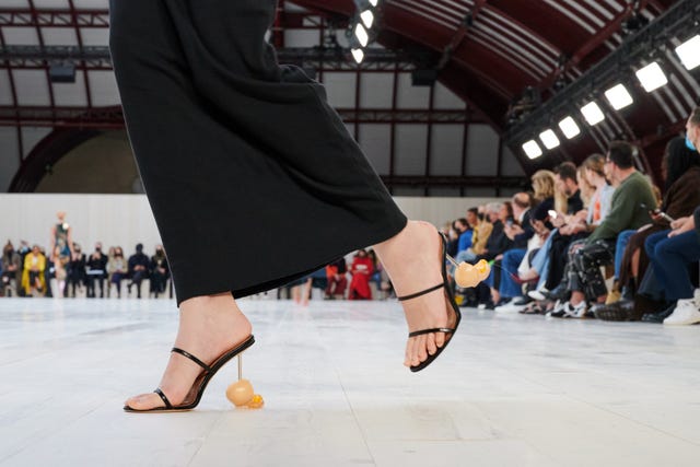 loewe runway paris fashion week womenswear spring summer 2022