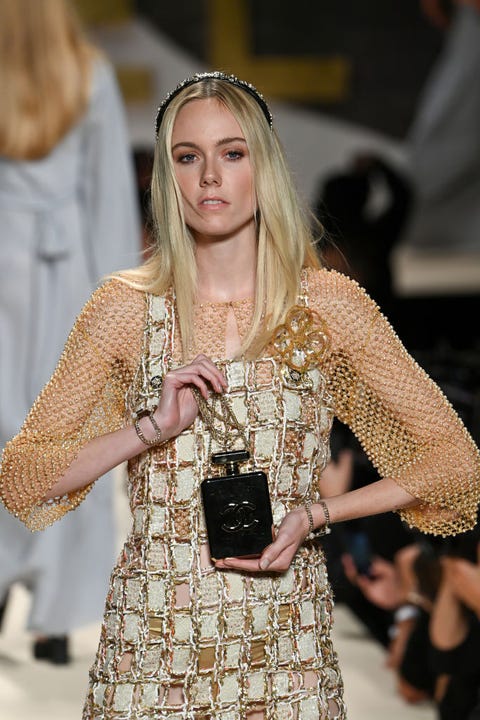 Chanel重現80年代秀場魔力 Chanel 22春夏系列以黑白泳裝 Chanel重現80年代秀場魔力 Chanel 22春夏系列以黑白泳裝