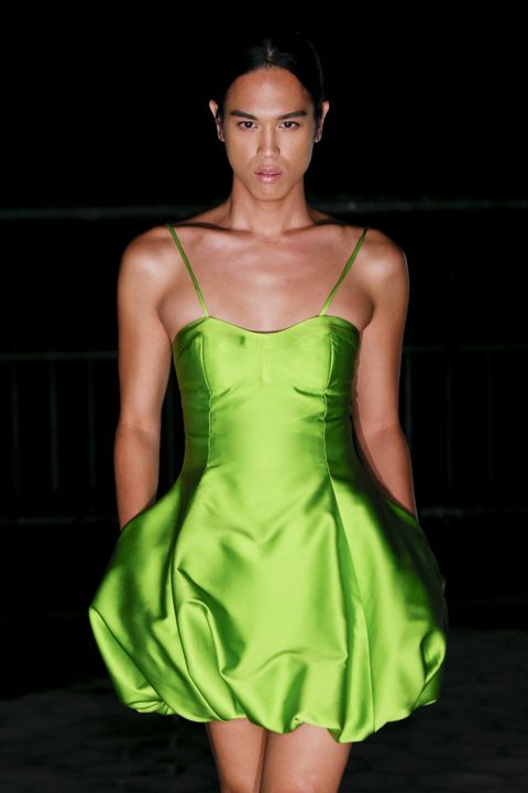 beeld van een model in een groene satijnen jurk bij prabal gurung lente zomer 2022 new york fashion week