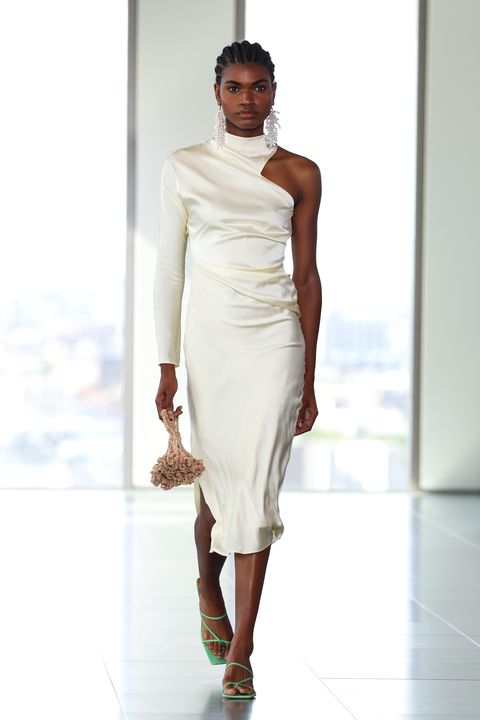 model in witte off the shoulder jurk van rejina pyo  runway lfw september 2022