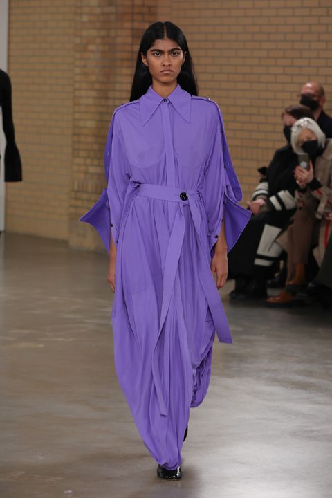 model op de catwalk van proenza schouler in paarse jurk