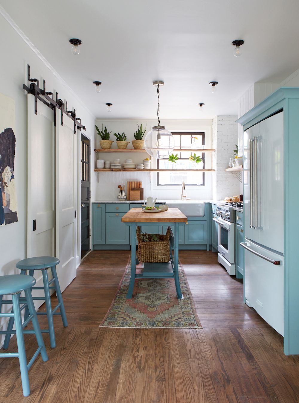 Featured image of post Modern Farmhouse Kitchen Images : Click on the images below to view them as you step into this room, a bright, spacious and open kitchen, dining area and family room await you.