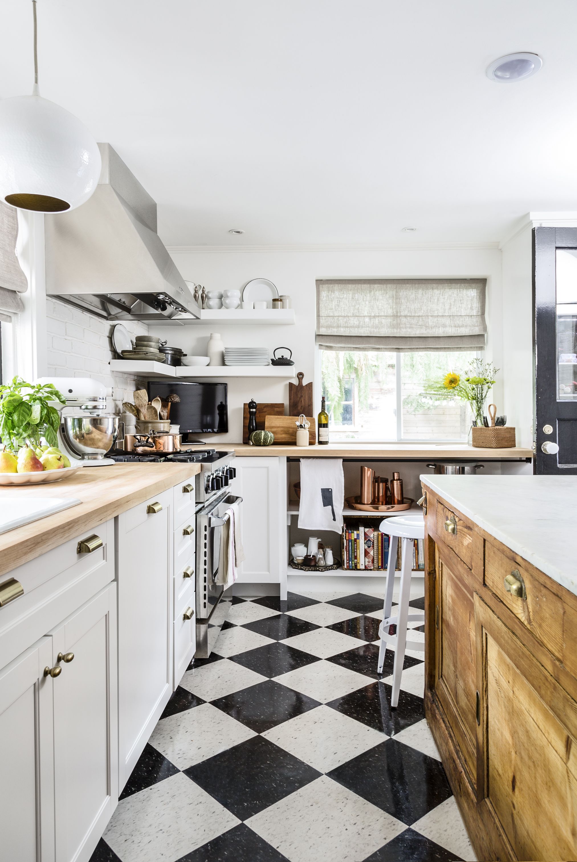 Черно белая кухня плитка. Шахматный пол на кухне. Кухня с шахматными полами. Интерьер кухни. Плитка для кухни.