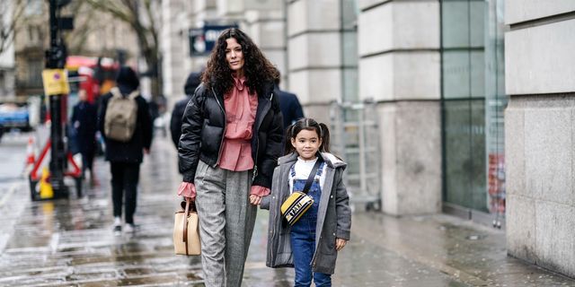 hedvig opshaug met dochter gefotografeerd op straat in londen tijdens fashion week in februari 2019