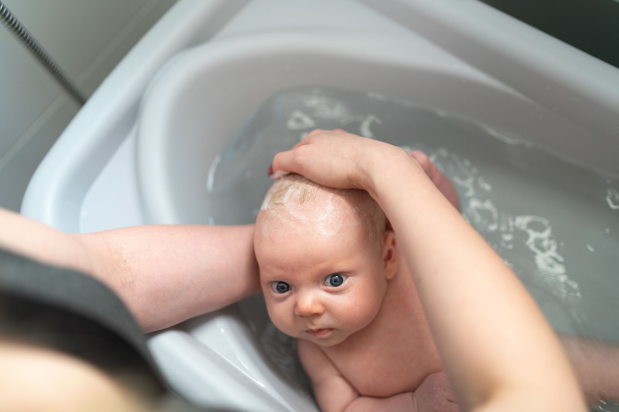 Explicación tempo vesícula biliar Cómo bañar a tu bebé recién nacido por primera vez