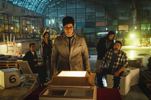 Park Ha-soo as Berlin, Jang Eun-joo as Nairobi, Yu Ji-tae as Professor, Kim Ji-hun as Denver and Lee Won-jong as Moscow, Money Heist Korea: United economic sector Park Hesoo as Berlin, Jang Yoonjoo as Nairobi, Yoo Jeet as Professor, Kim Jihyun as Denver and Lee Wonjong as Moscow, Money Heist Korea United Economic Zone