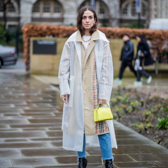 Street style look op LFW van doorzichtige regenjas street style look op lfw van doorzichtige regenjas