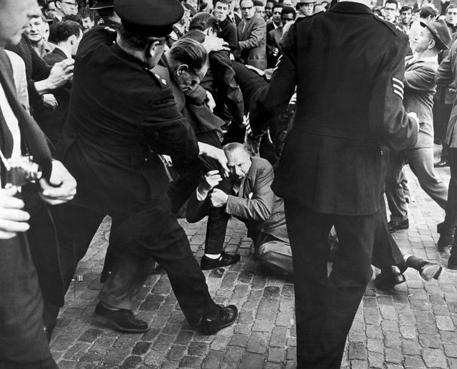 Velký dav shromážděných v Ridley Silniční E8 demonstrovat proti bývalý fašistický vůdce, Sir Oswald Mosley a členové jeho