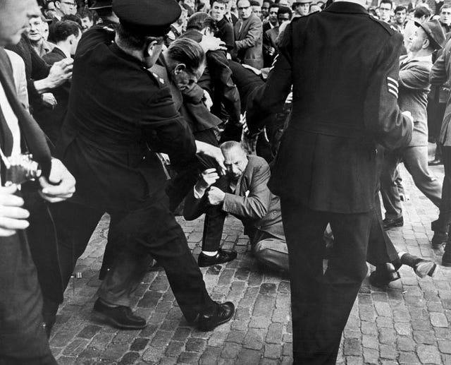 nagy tömeg gyűlt össze a Ridley Road E8-ban, hogy demonstráljon Sir Oswald Mosley volt fasiszta vezető és