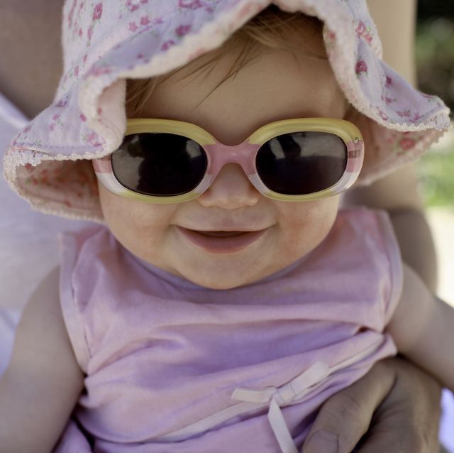 bebé con gafas de sol y gorro