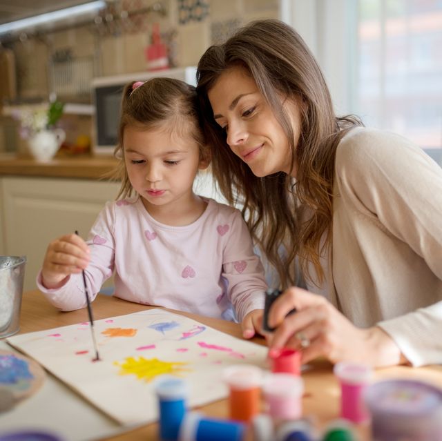 madre con su hija pintando dibujos