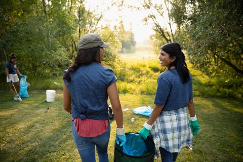 mom daughter volunteer