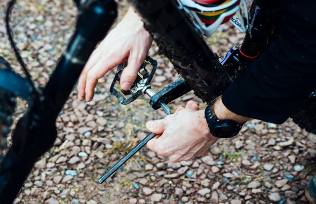 how to install clipless pedals