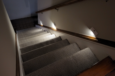 mr faisceaux lumières activées par le mouvement le long de l'escalier