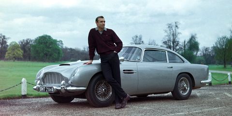 Sean Connery con su Aston Martin en Goldfinger