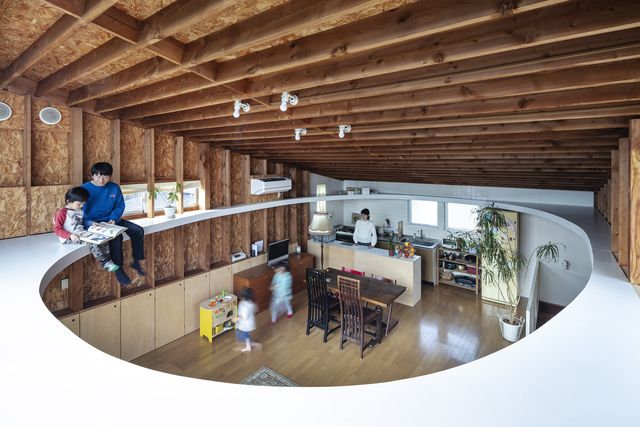 interior de una casa en japón con una estructura circular extra en el techo