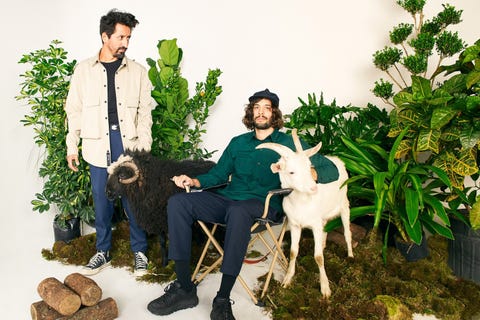 dos hombres y dos cabras