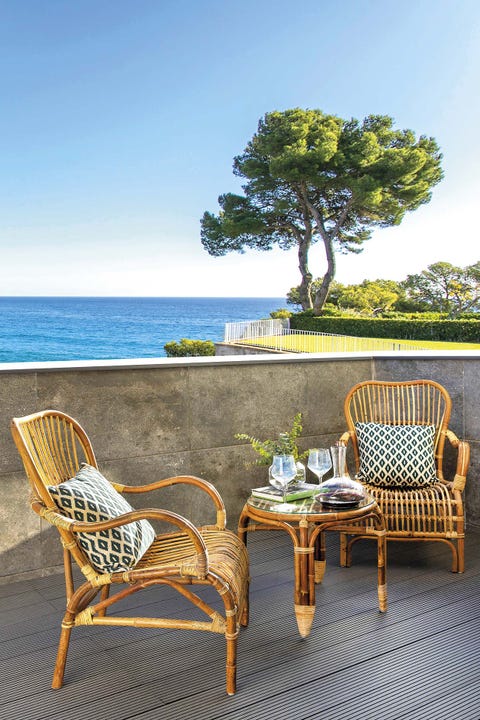 muebles de jardín butacas y mesa de centro de caña