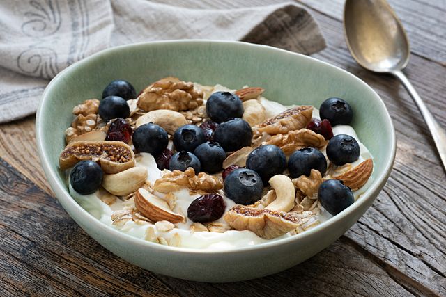 yogurt con mirtilli noci fichi e frutta secca per far crescere massa muscolare per i runner