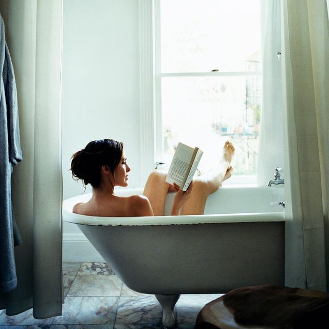 mujer leyendo en la bañera