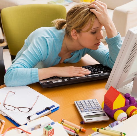 Mujer desconcentrada en el trabajo en casa