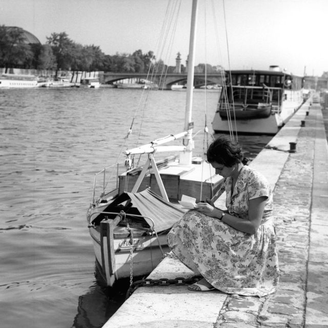 mujer leyendo sena 1900