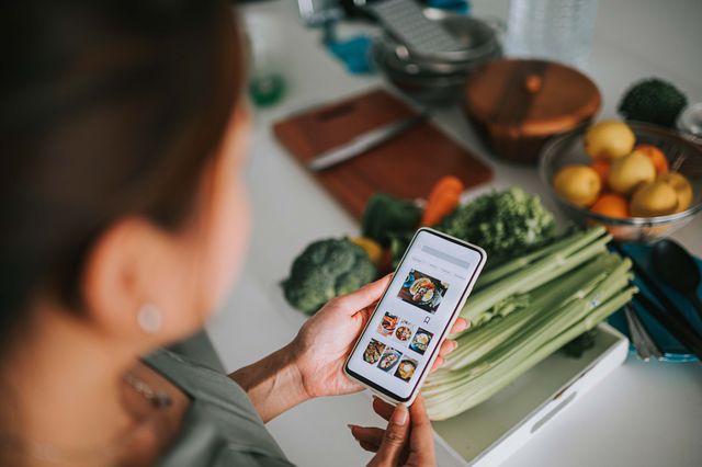mujer mirando recetas saludables en su smartphone